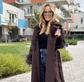 Beatrix kabát mogyoróbarna – Hosszított női télikabát szőrmegallérral, steppelt ujjal és megkötős övvel – Innova Fashion – 6. kép